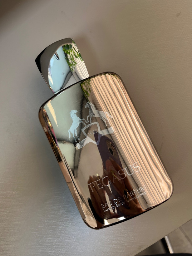 عطر ادکلن مردانه ادو پرفیوم دو مارلی پگاسوس همراه با اسپری رایگان فراگرنس ورد (Fragrance World Parfums de Marly Pegasus)